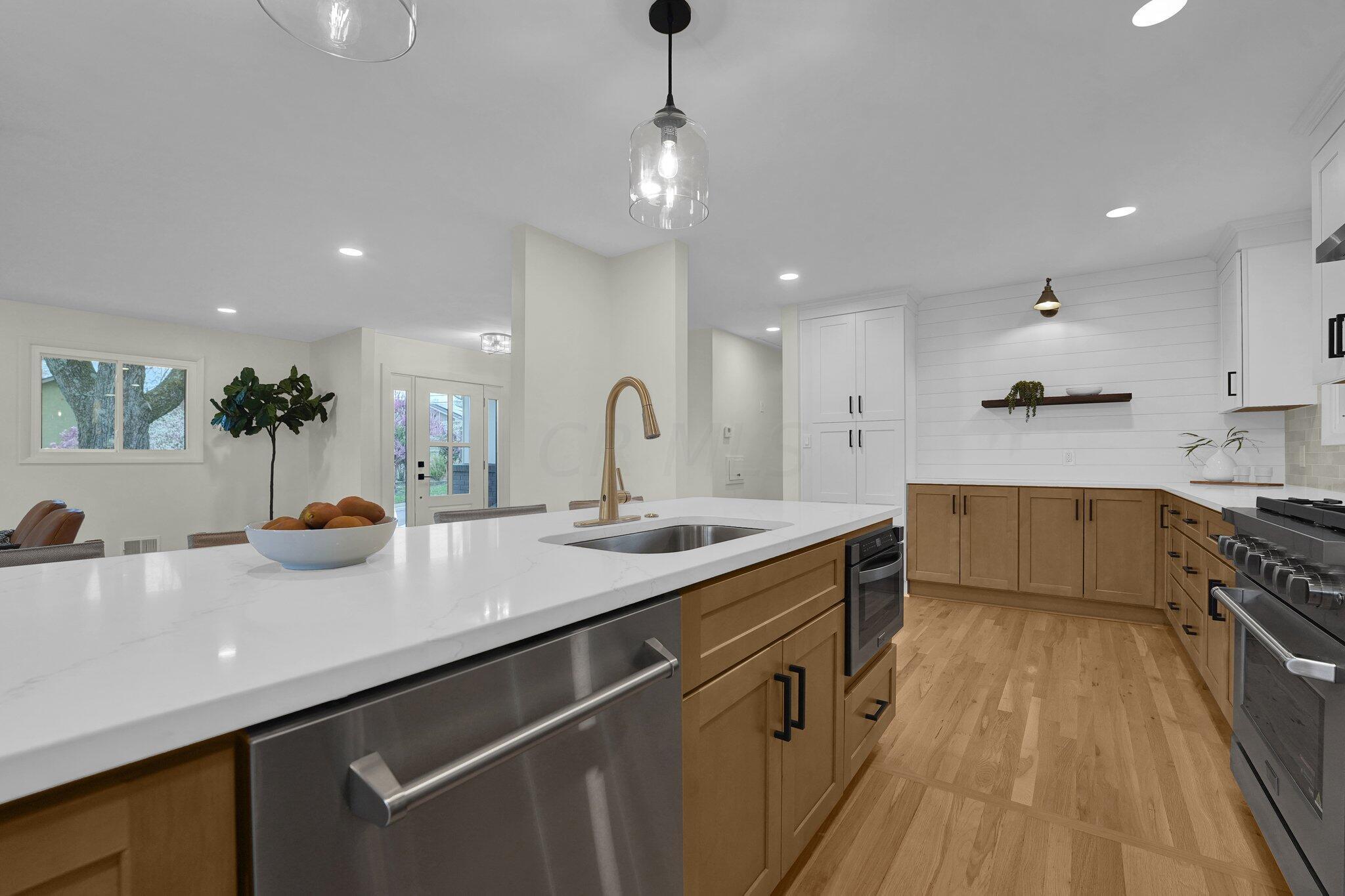 163 W New England Avenue