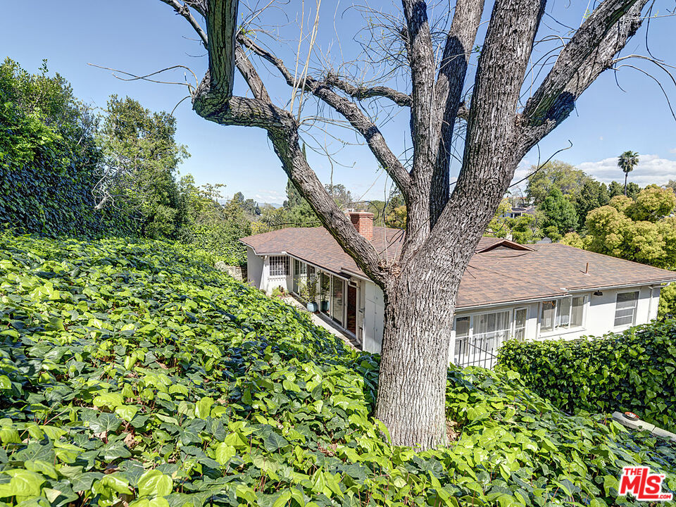 3145 Lake Hollywood Dr