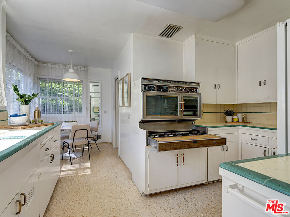 3145 Lake Hollywood Dr