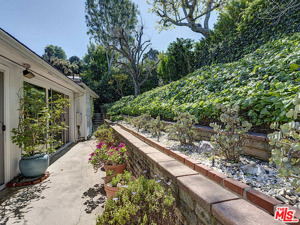 3145 Lake Hollywood Dr