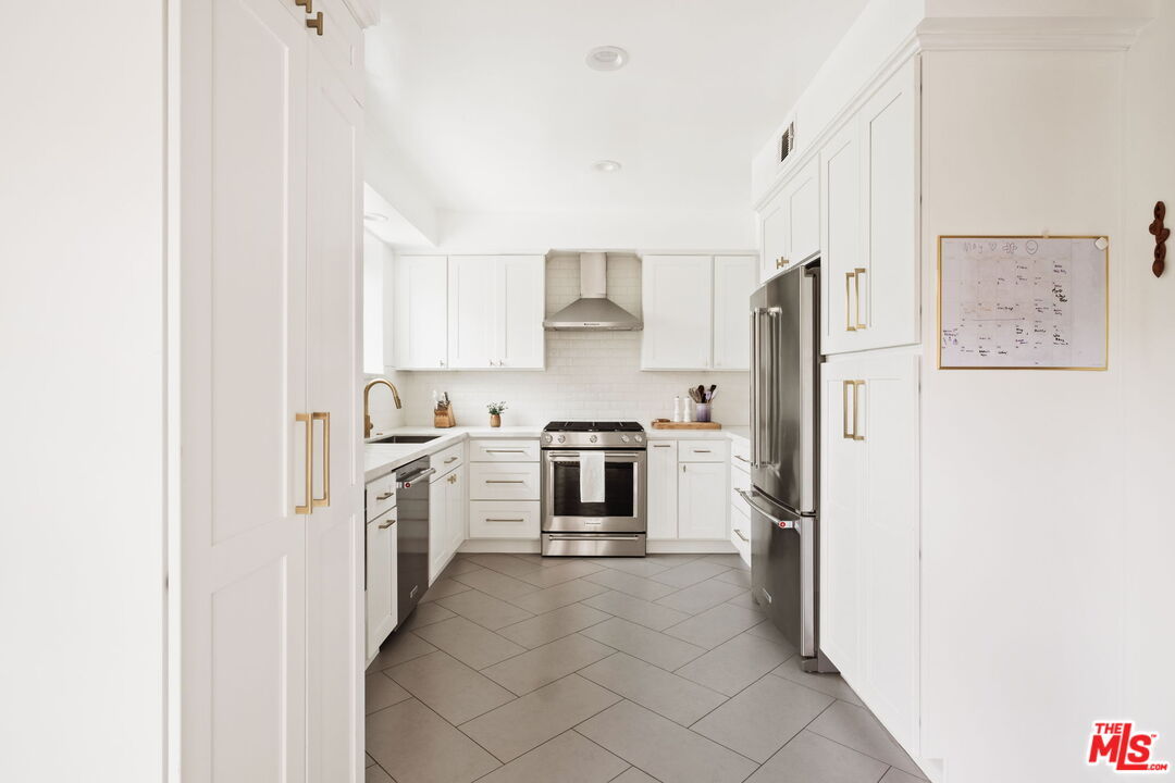 531 N Rossmore Ave Unit: 402