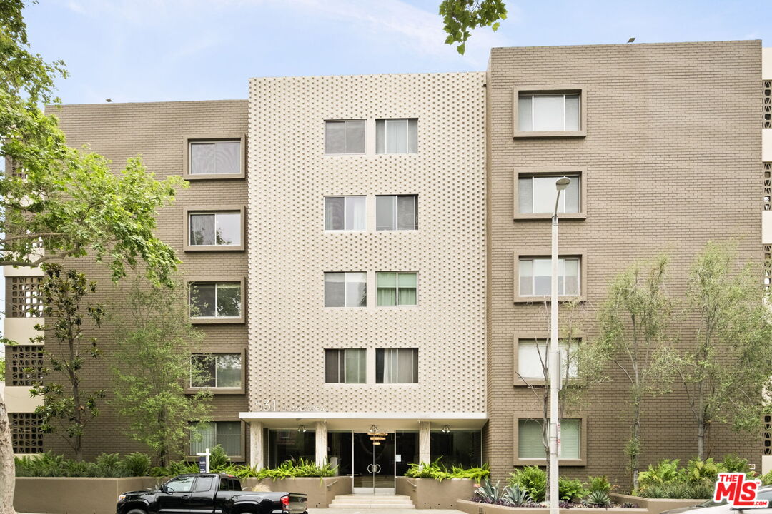 531 N Rossmore Ave Unit: 402