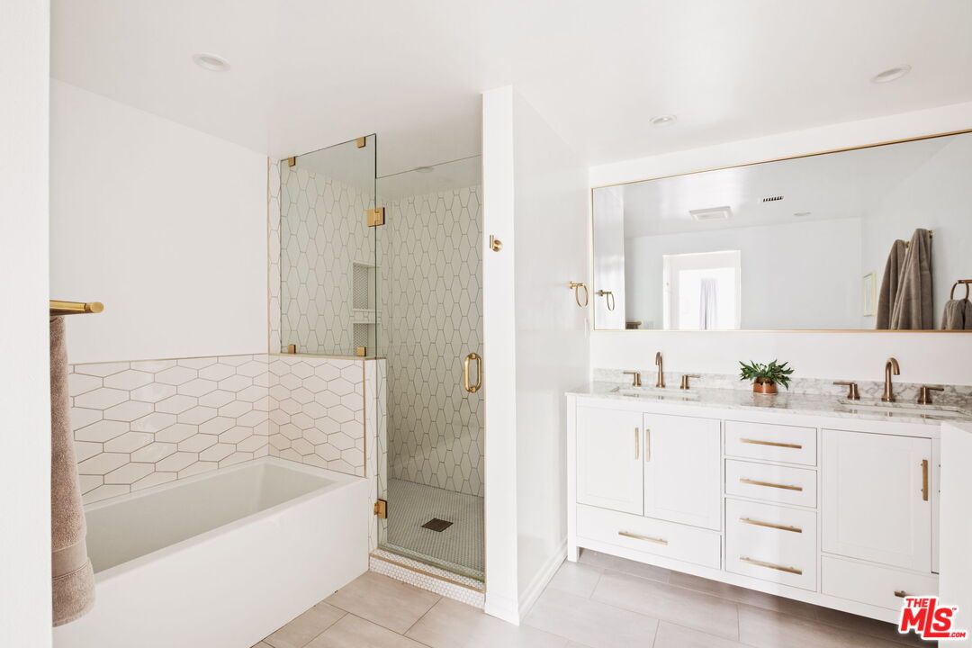 531 N Rossmore Ave Unit: 402