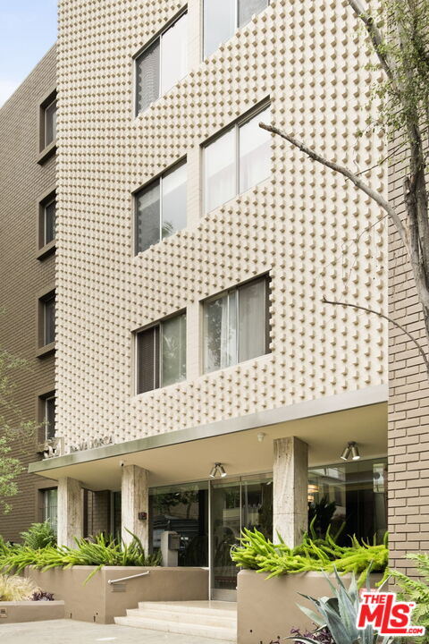 531 N Rossmore Ave Unit: 402