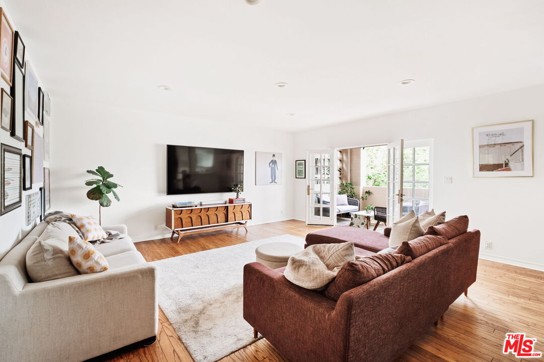 531 N Rossmore Ave Unit: 402