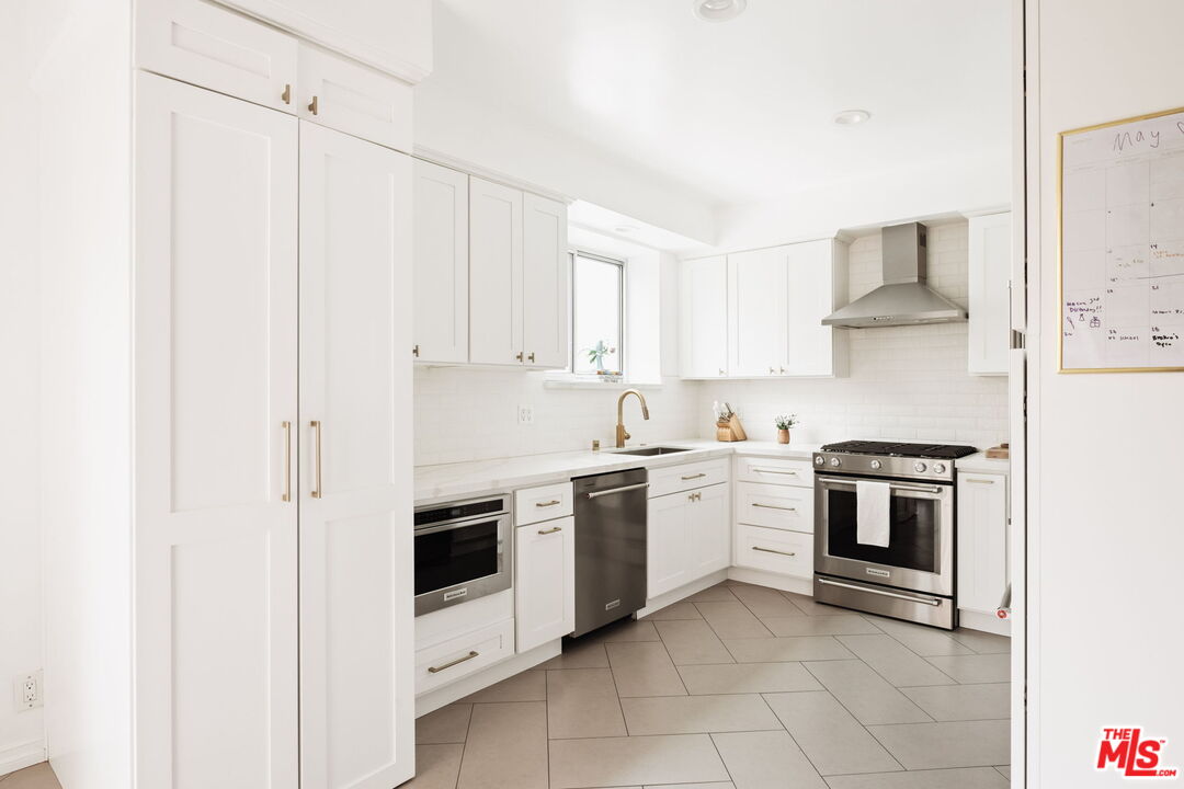 531 N Rossmore Ave Unit: 402