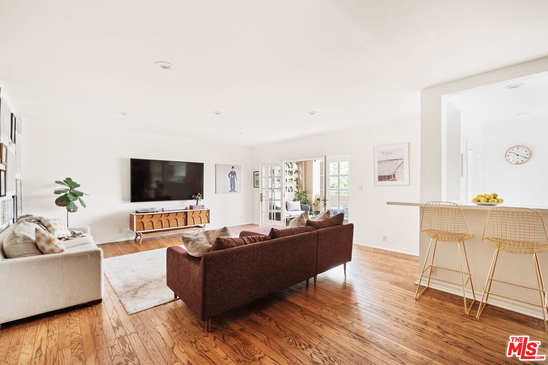 531 N Rossmore Ave Unit: 402