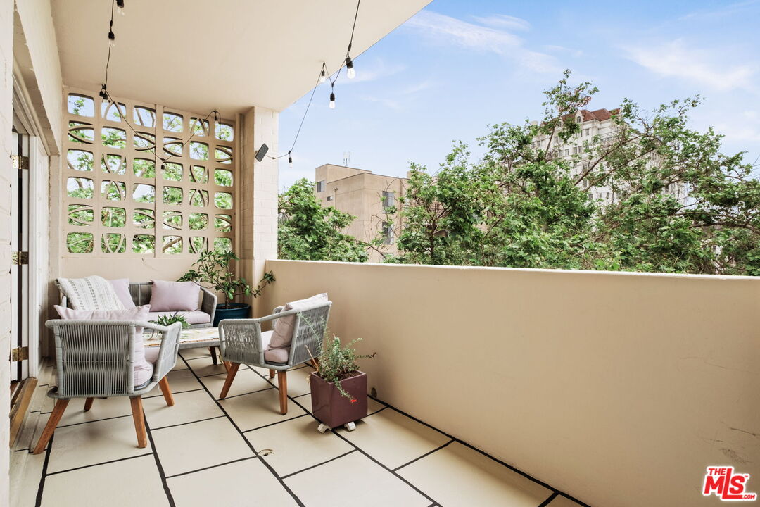 531 N Rossmore Ave Unit: 402