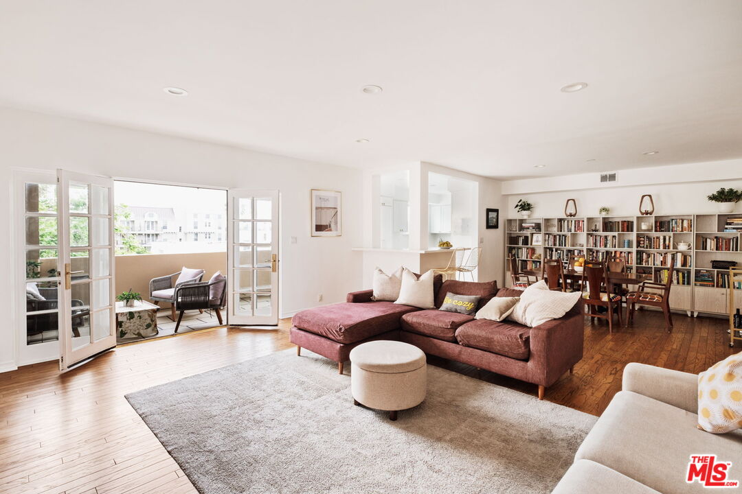 531 N Rossmore Ave Unit: 402
