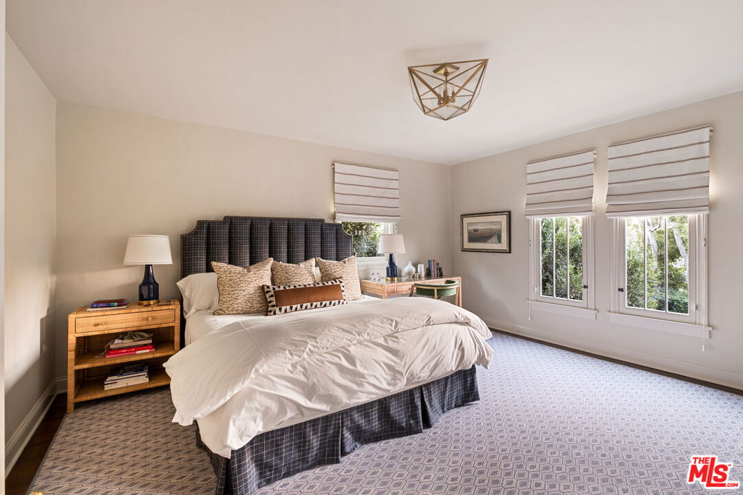 564 S Van Ness Ave