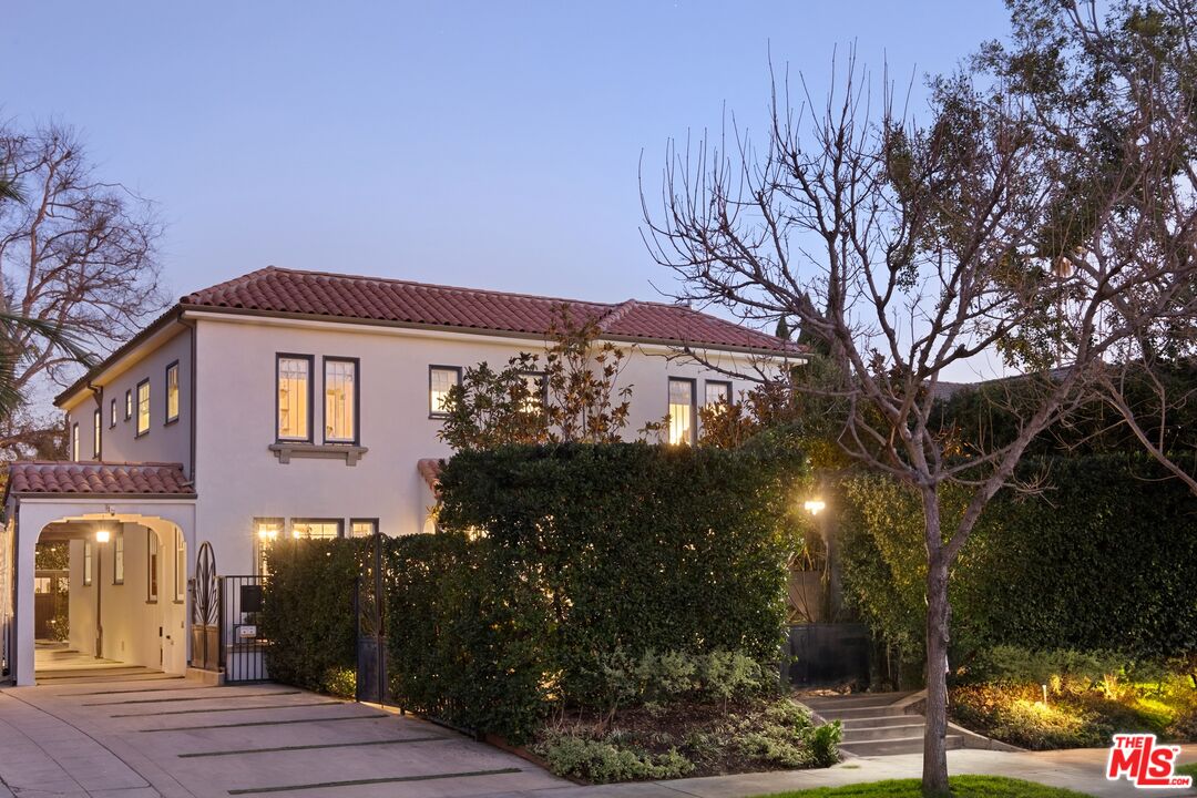 564 S Van Ness Ave