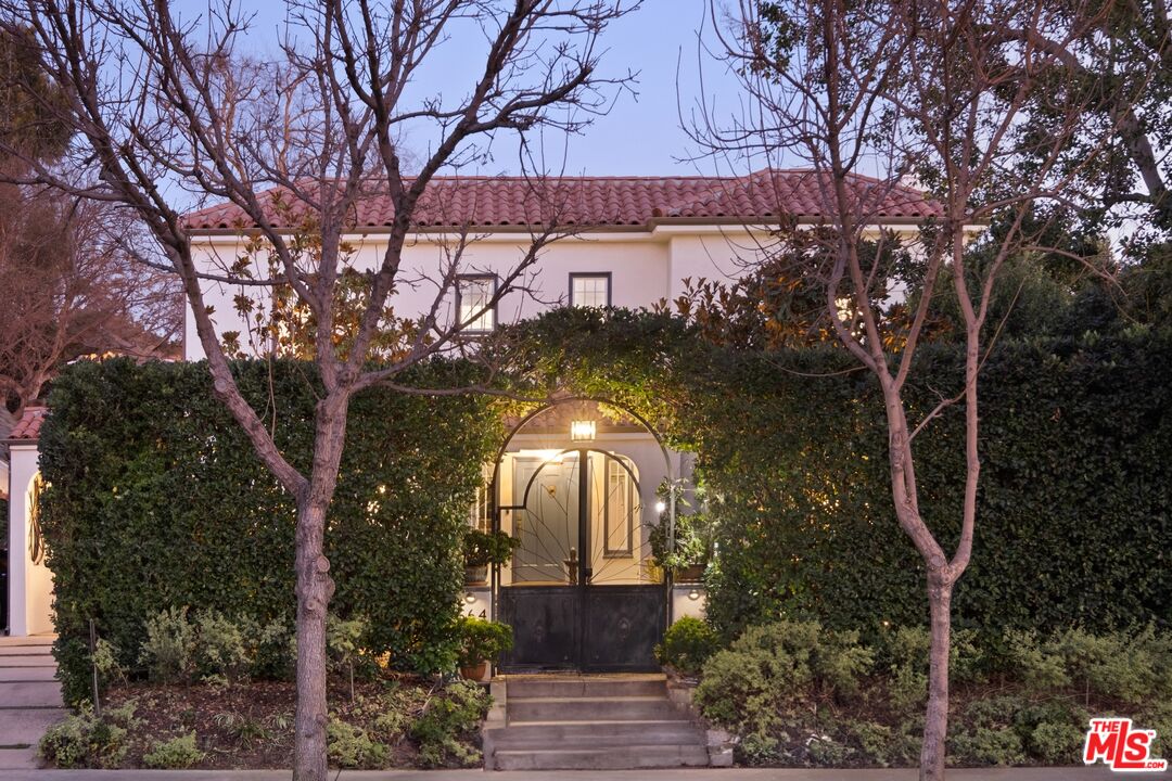 564 S Van Ness Ave