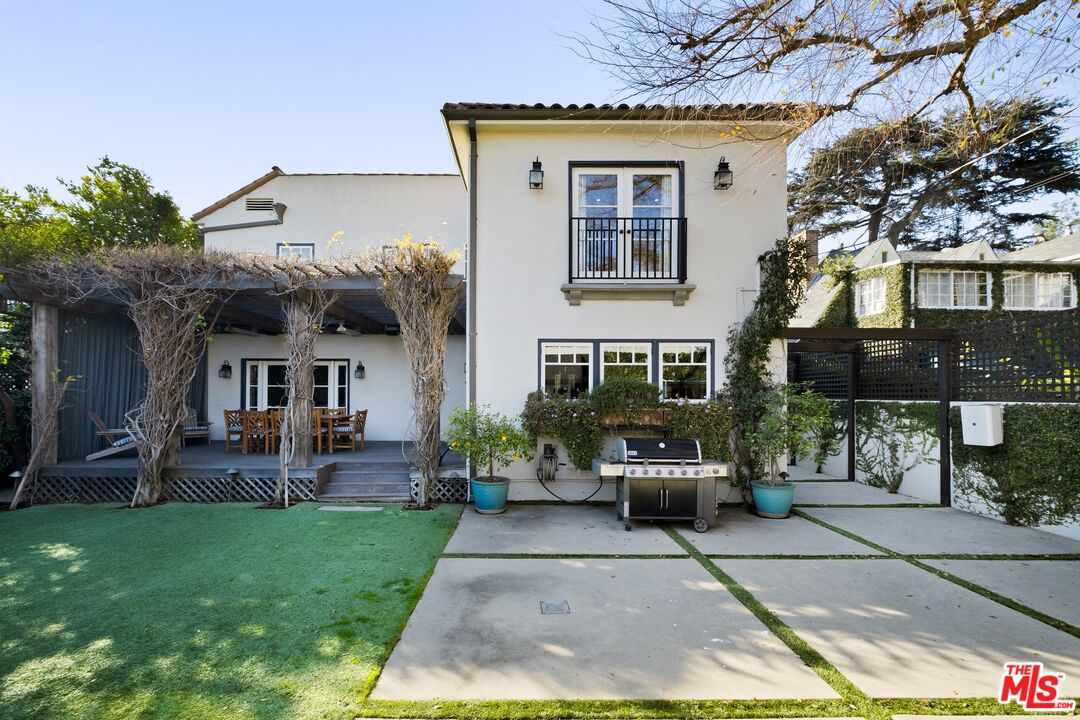 564 S Van Ness Ave