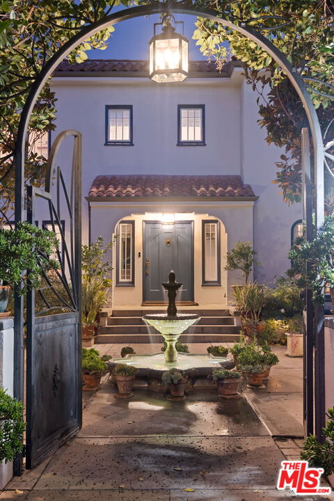 564 S Van Ness Ave
