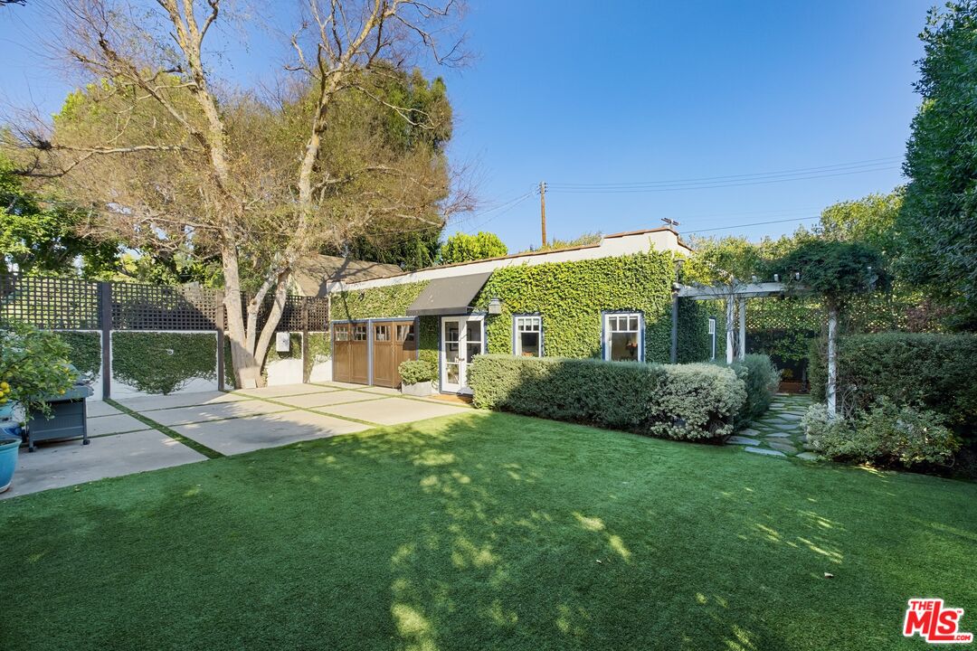 564 S Van Ness Ave