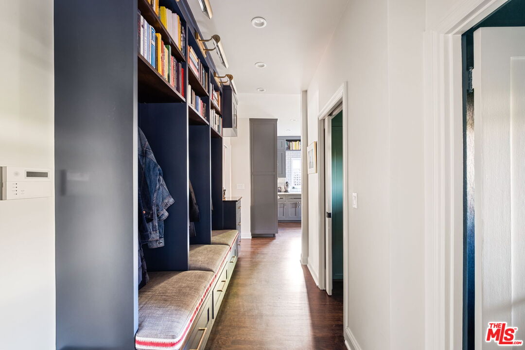 564 S Van Ness Ave
