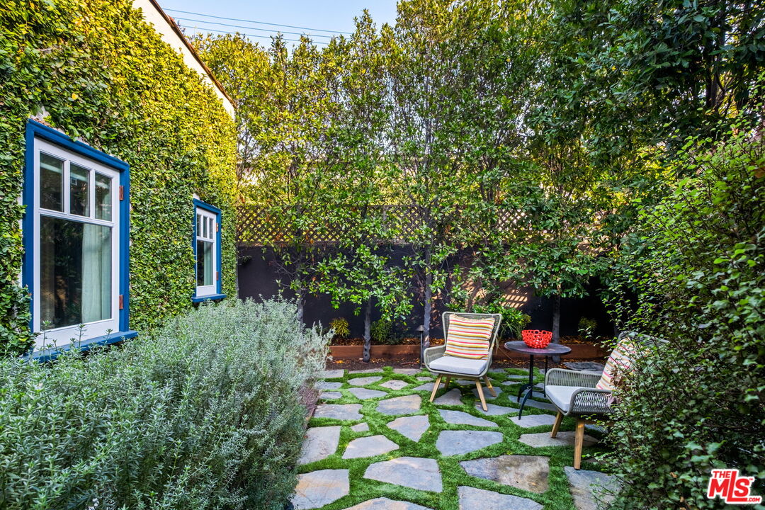 564 S Van Ness Ave