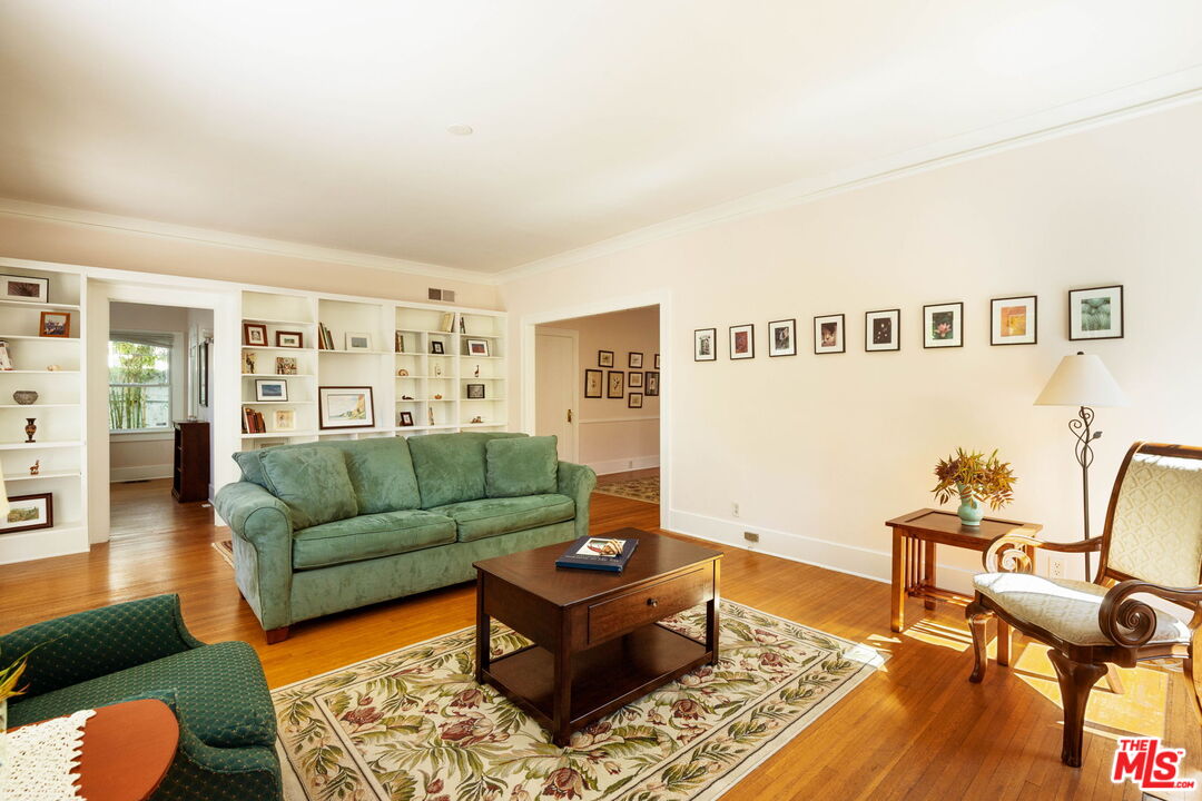 336 N Beachwood Dr