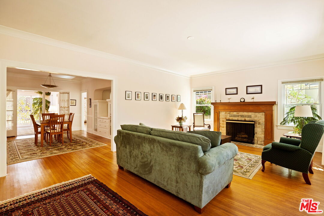 336 N Beachwood Dr