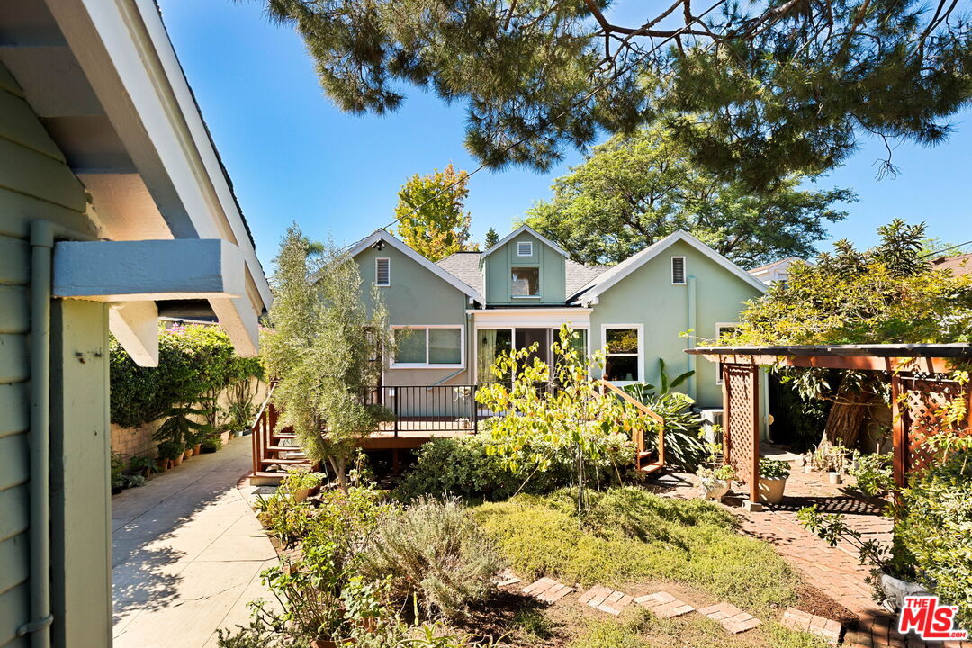 336 N Beachwood Dr