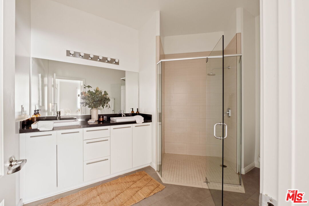 230 S Jackson St Unit: 301