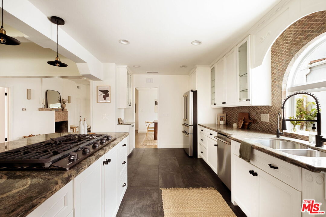 4111 Edgehill Dr