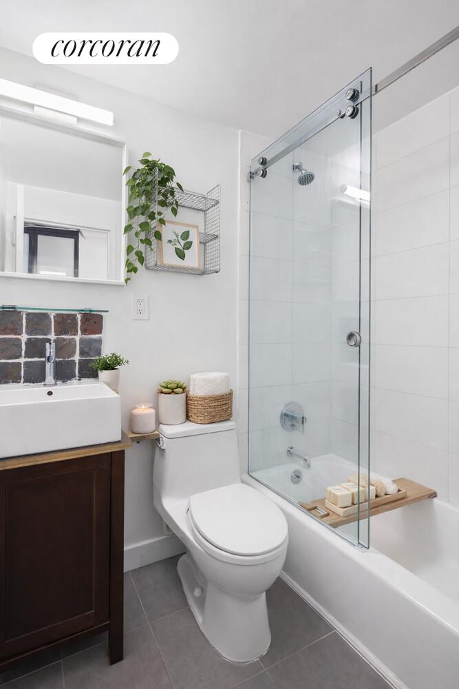 184 THOMPSON Street PH6K