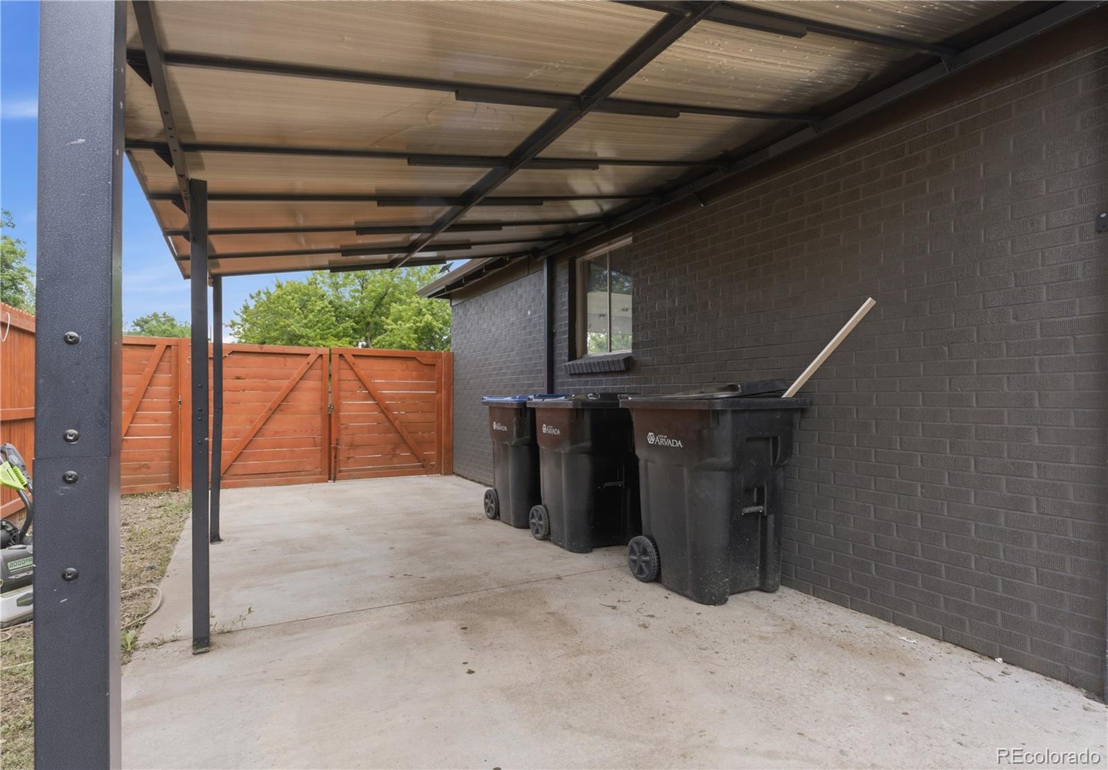 6033 Hoyt Court