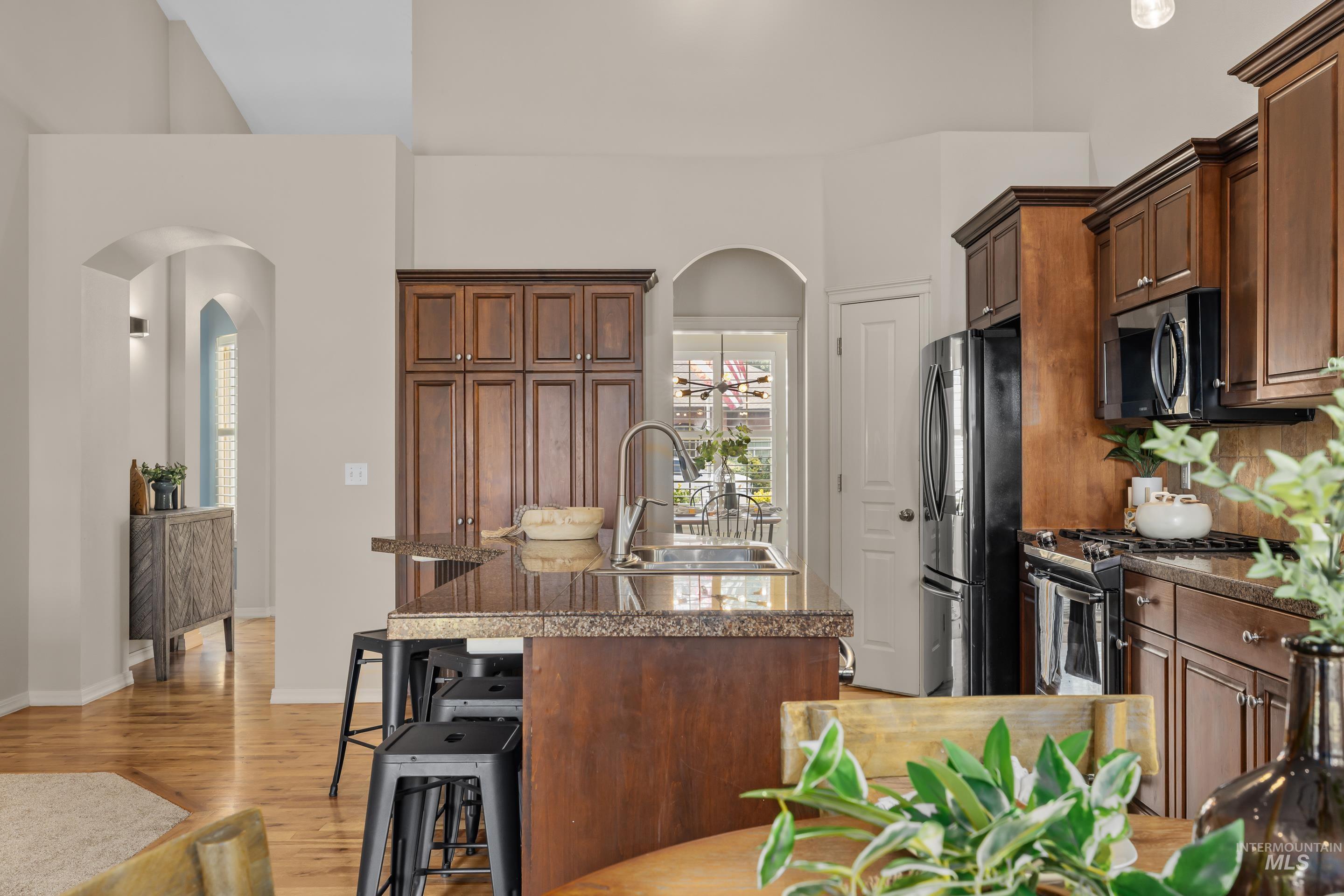 2246 W Los Flores Drive