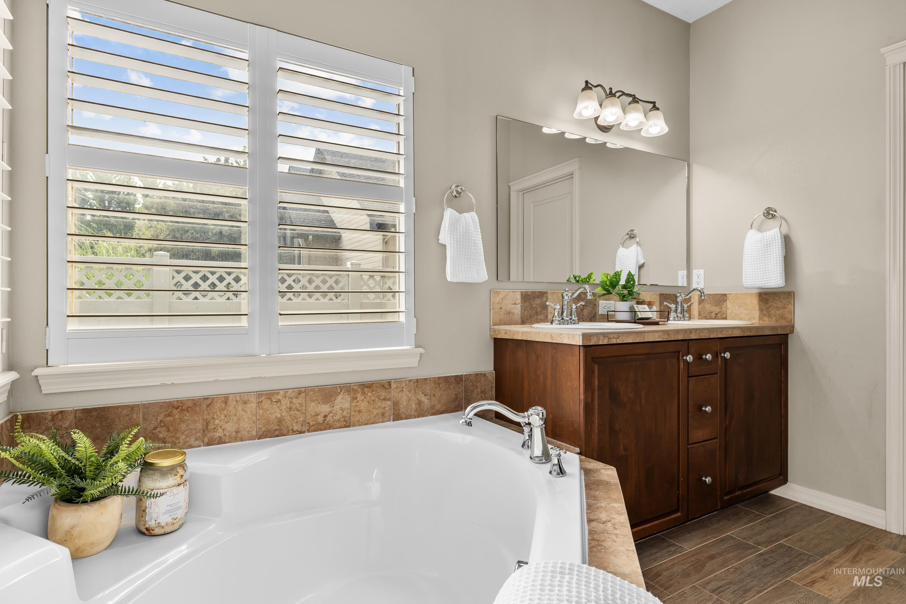 2246 W Los Flores Drive