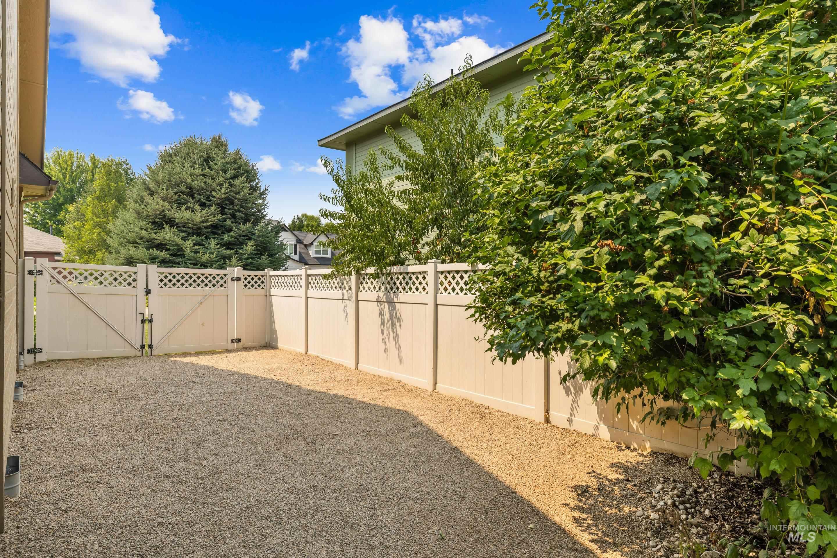 2246 W Los Flores Drive