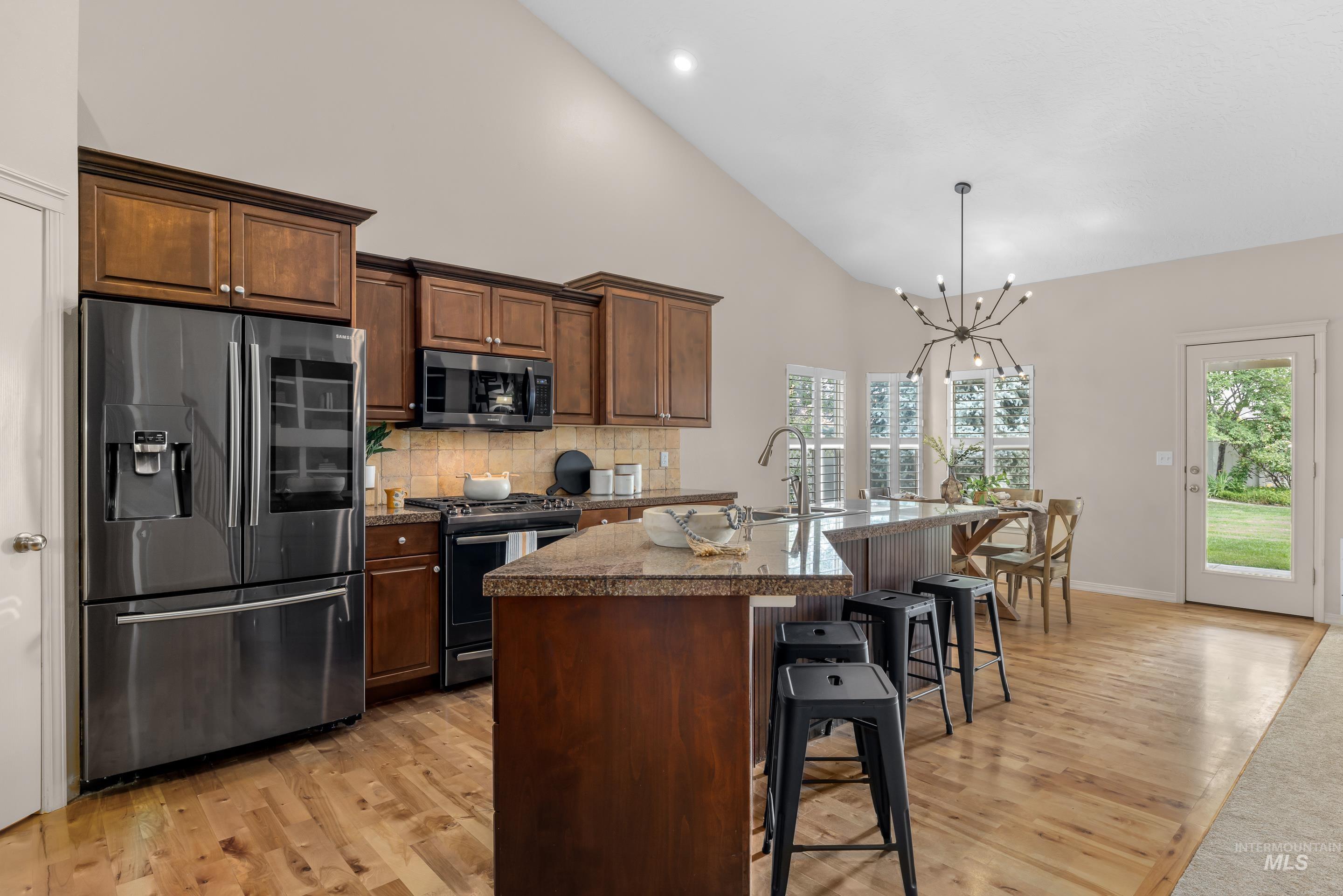 2246 W Los Flores Drive