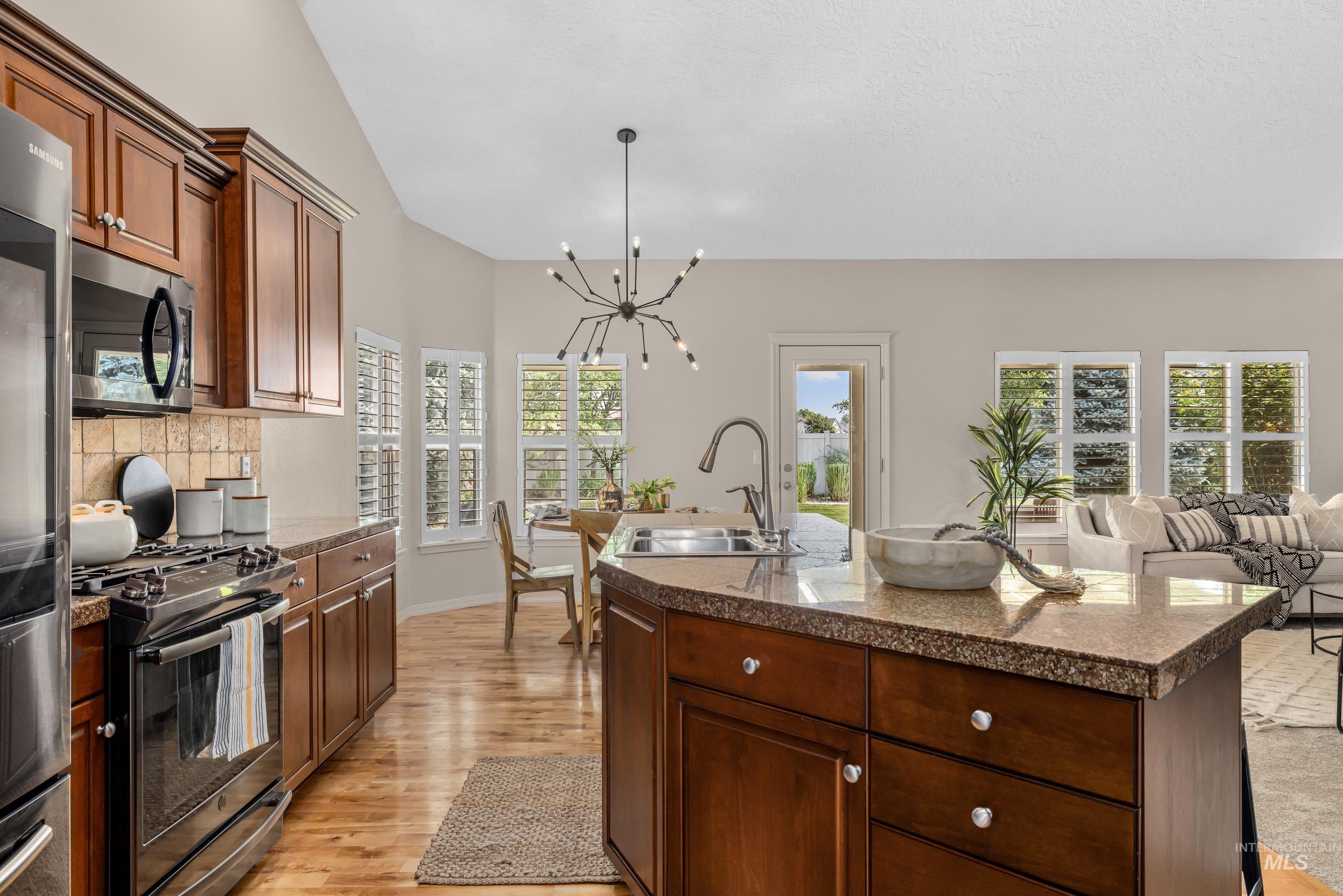 2246 W Los Flores Drive