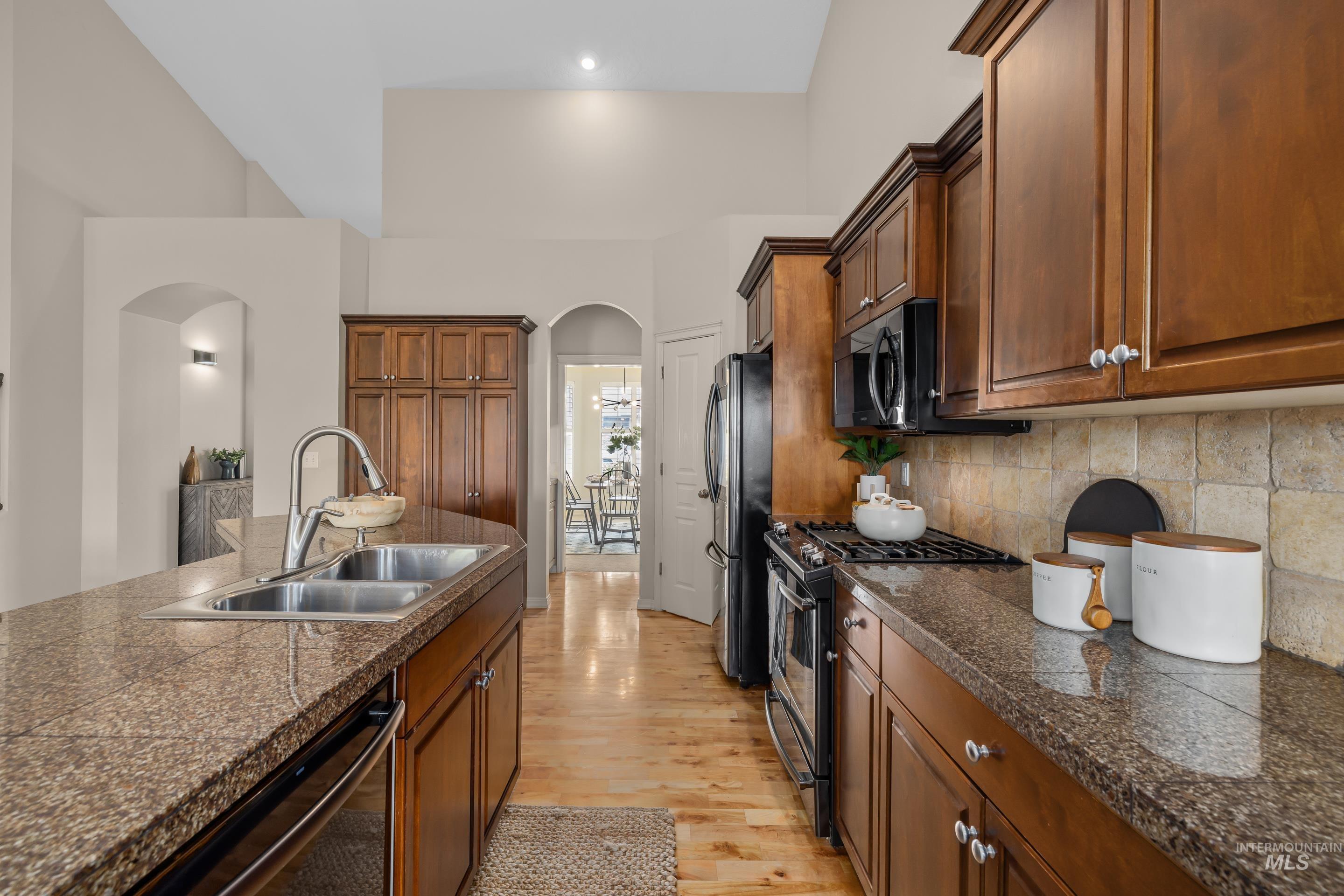 2246 W Los Flores Drive