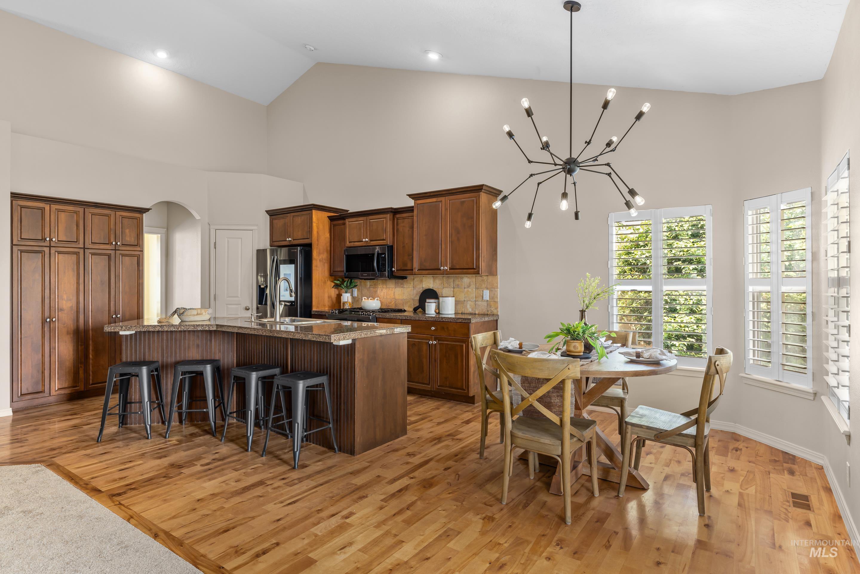 2246 W Los Flores Drive