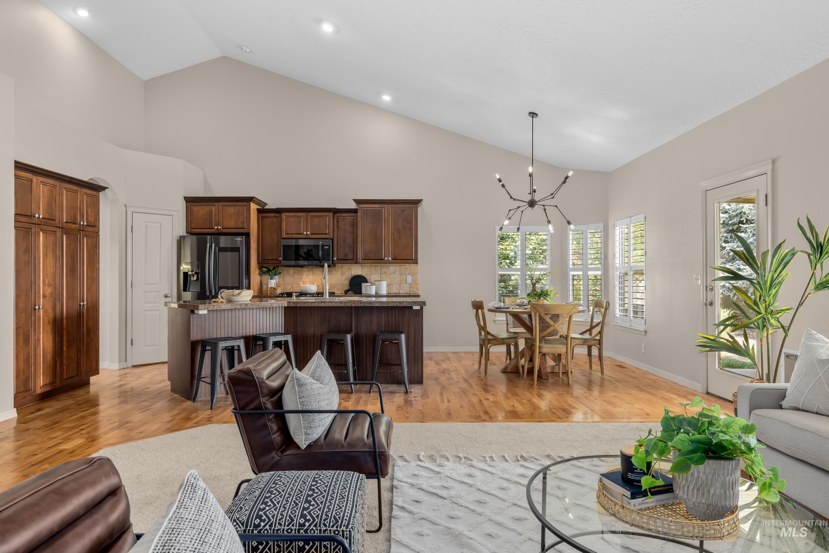 2246 W Los Flores Drive