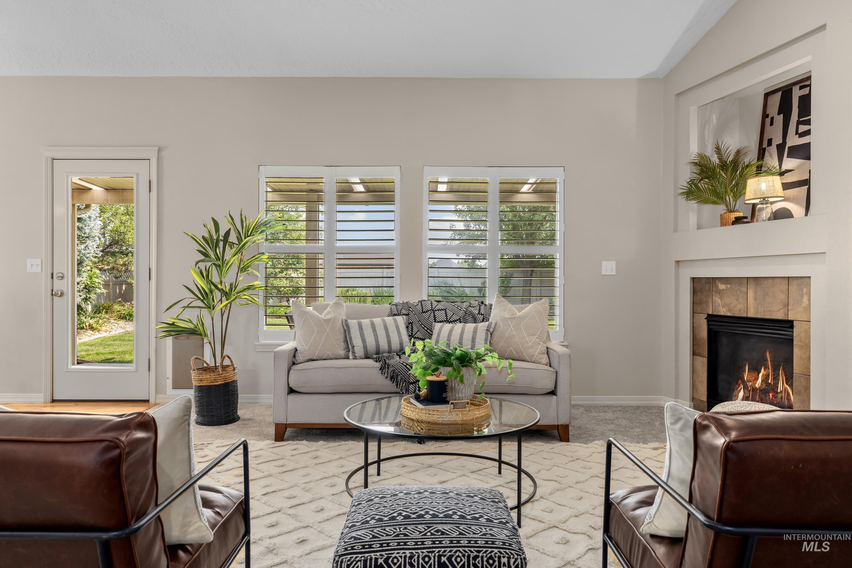 2246 W Los Flores Drive