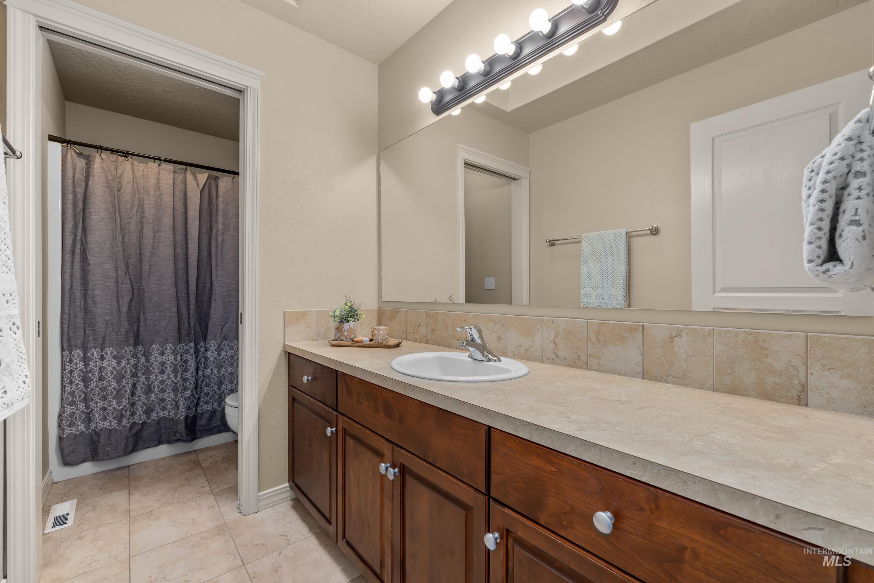 2246 W Los Flores Drive