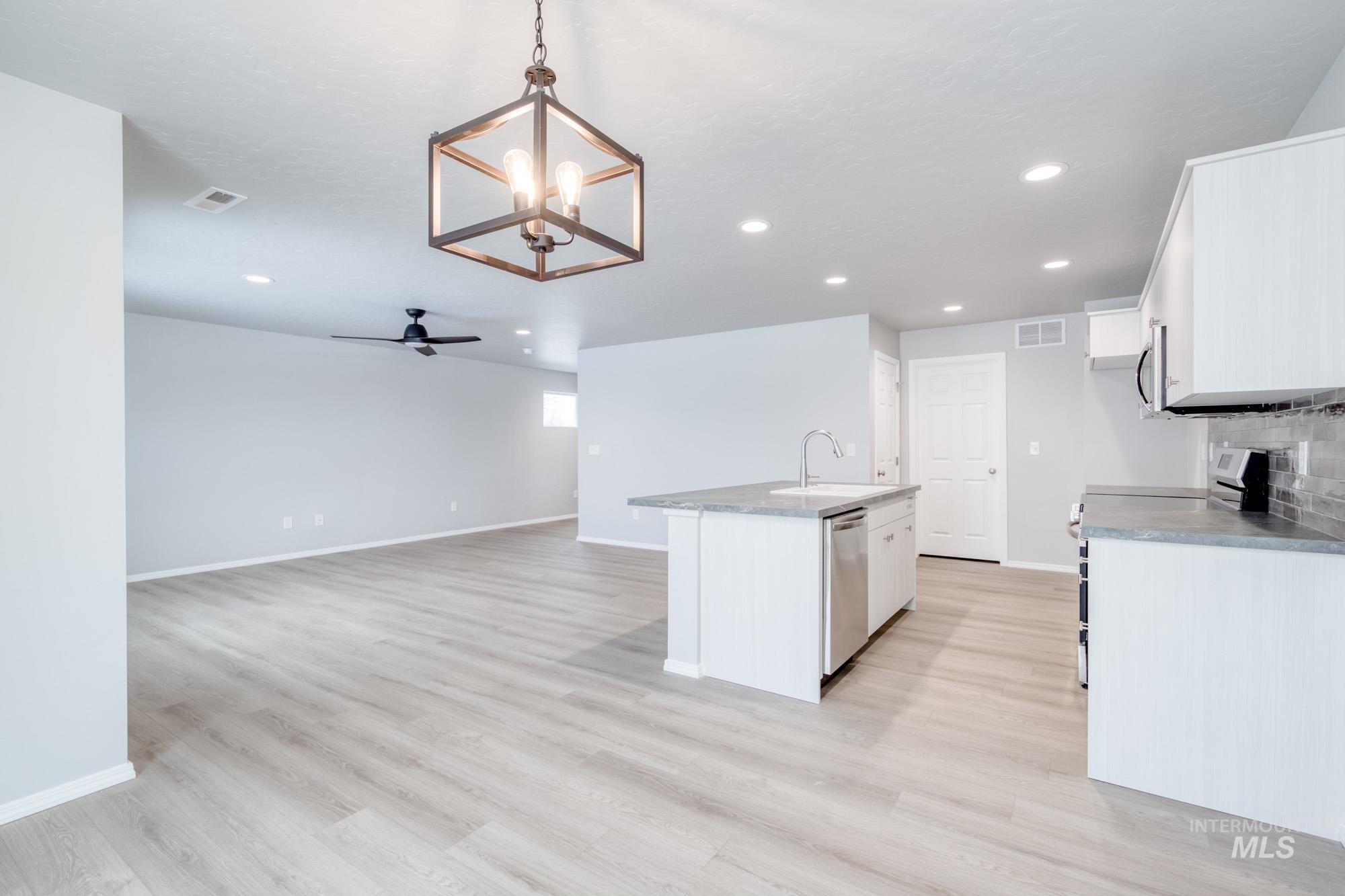 52 S Woodland Grove Way