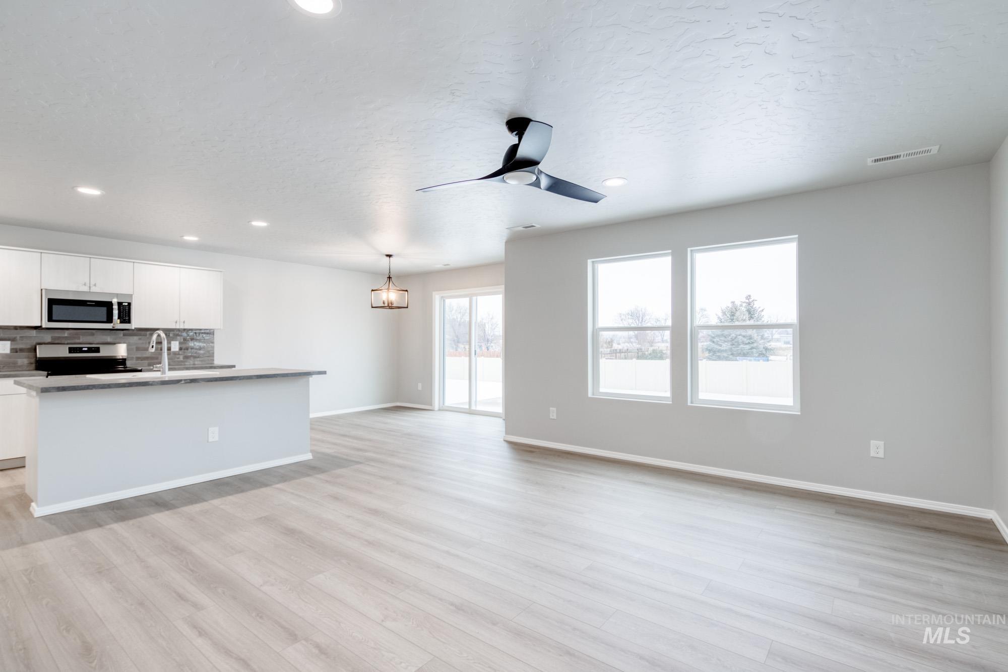 52 S Woodland Grove Way