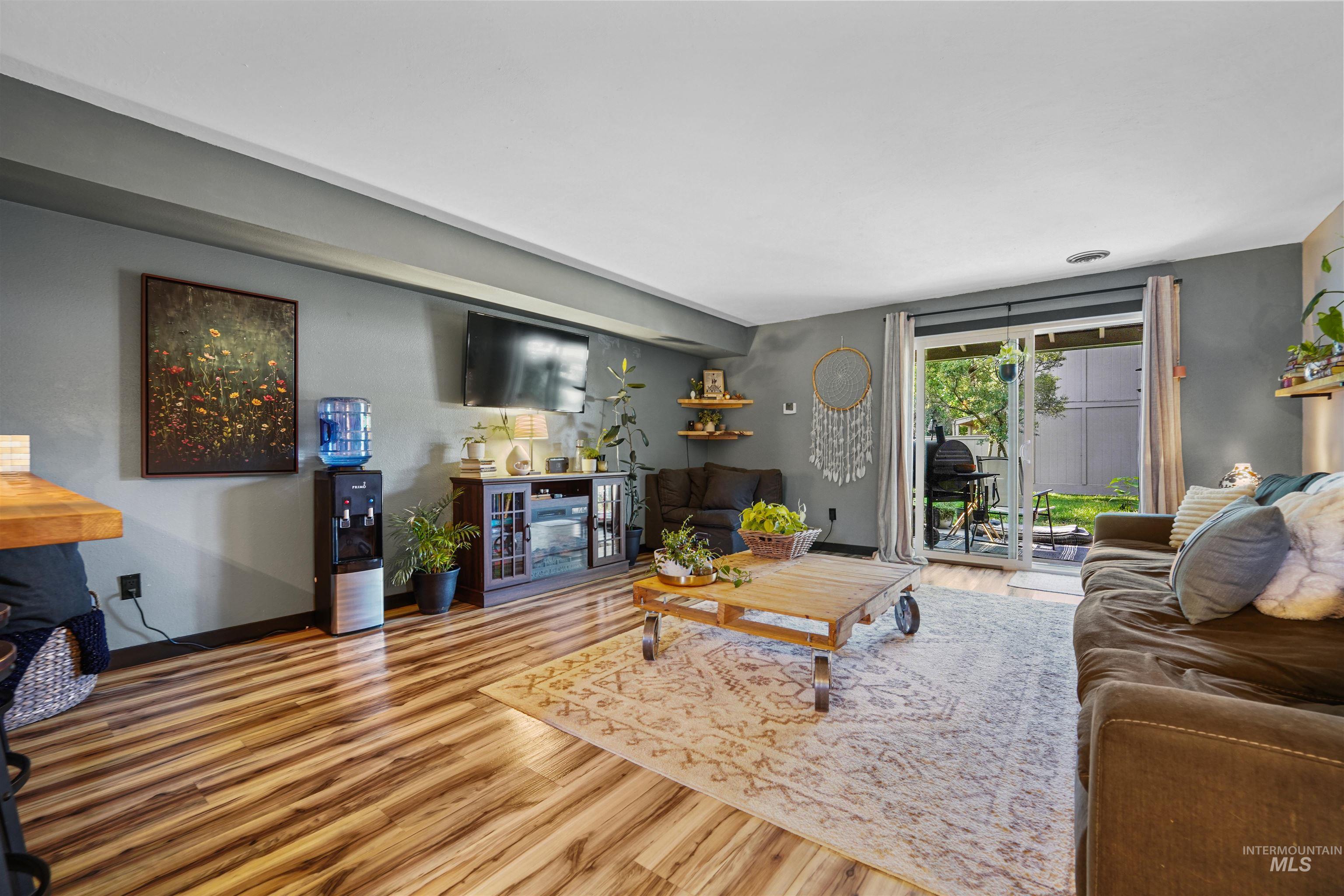 348 N Eagle Glen