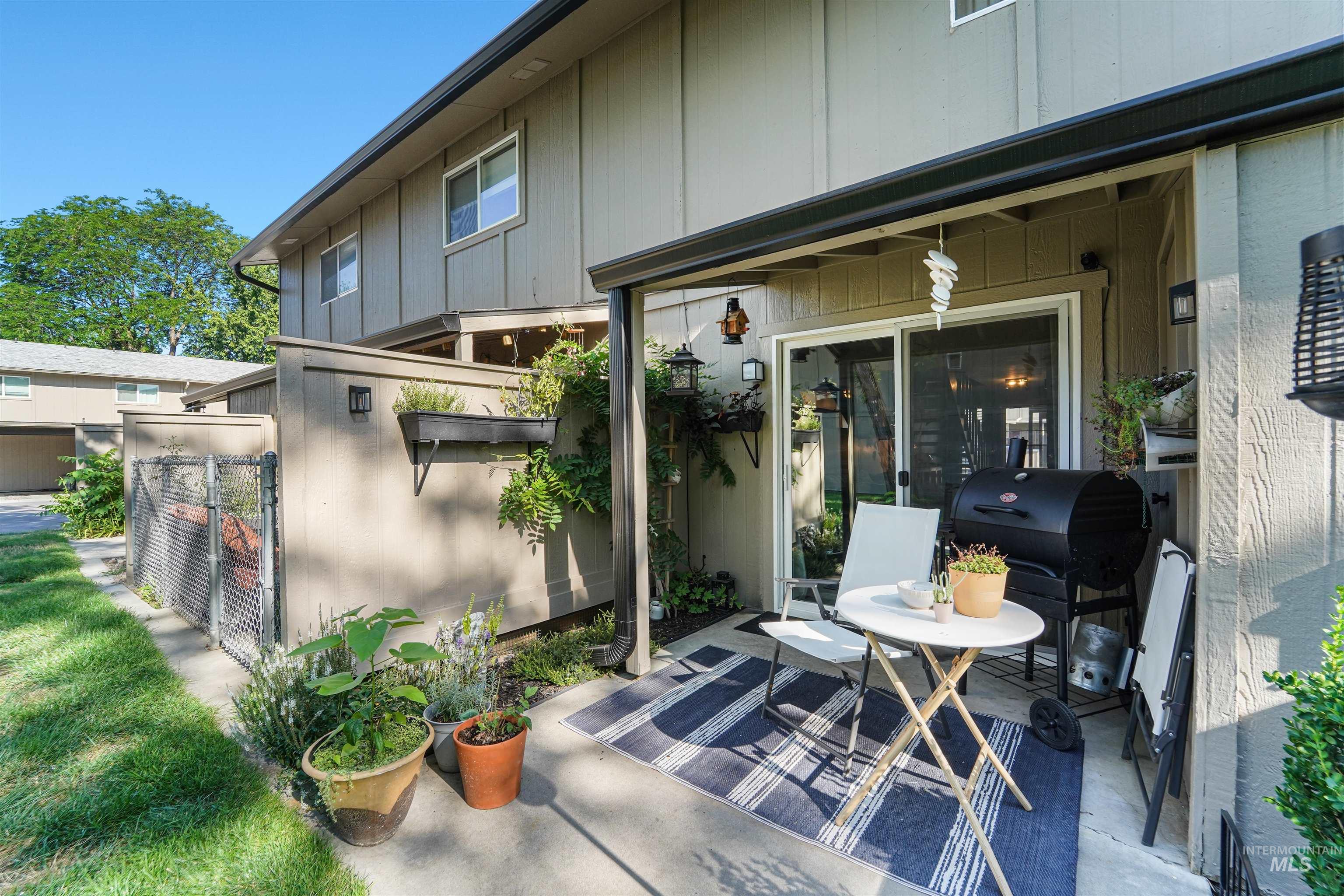 348 N Eagle Glen