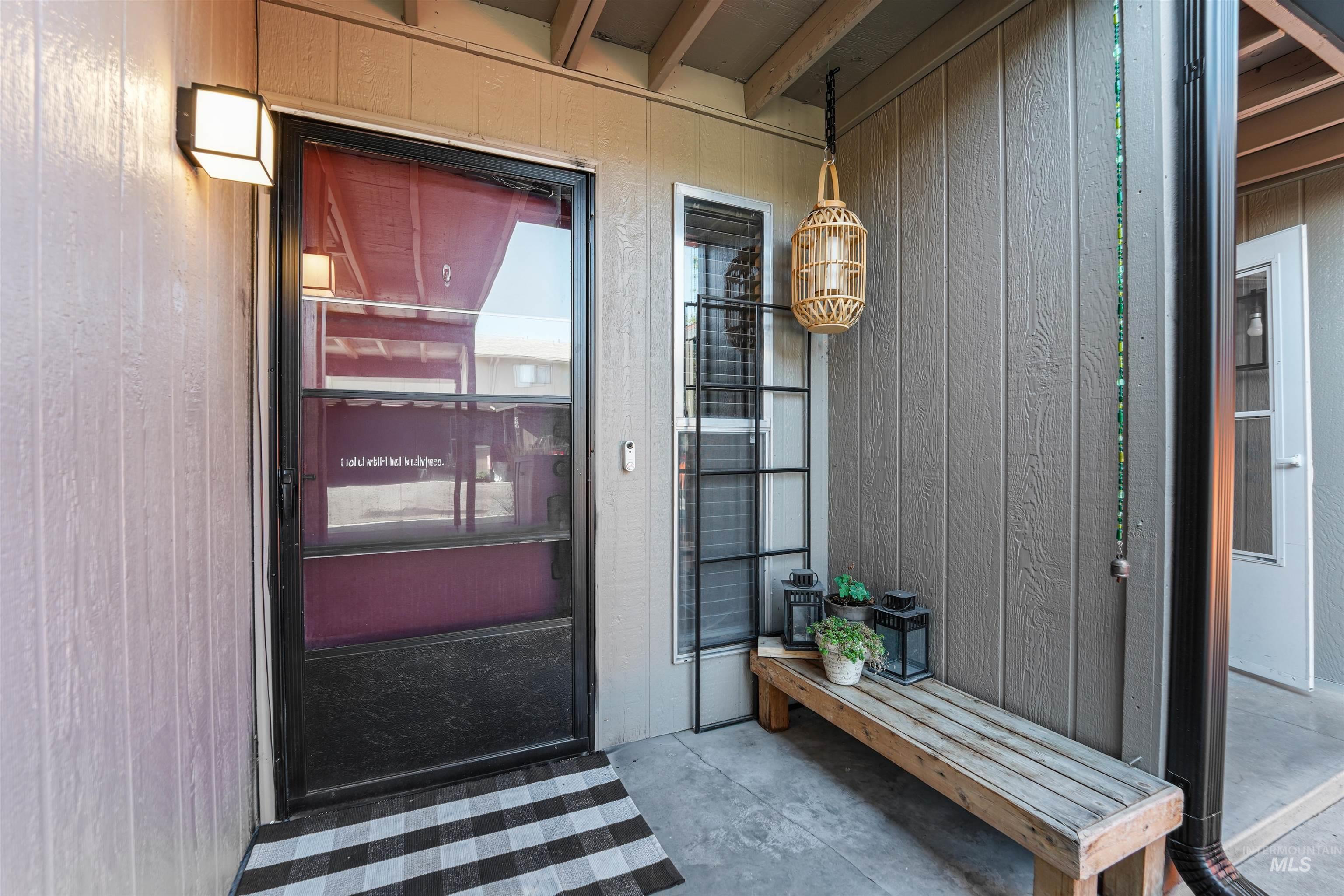 348 N Eagle Glen