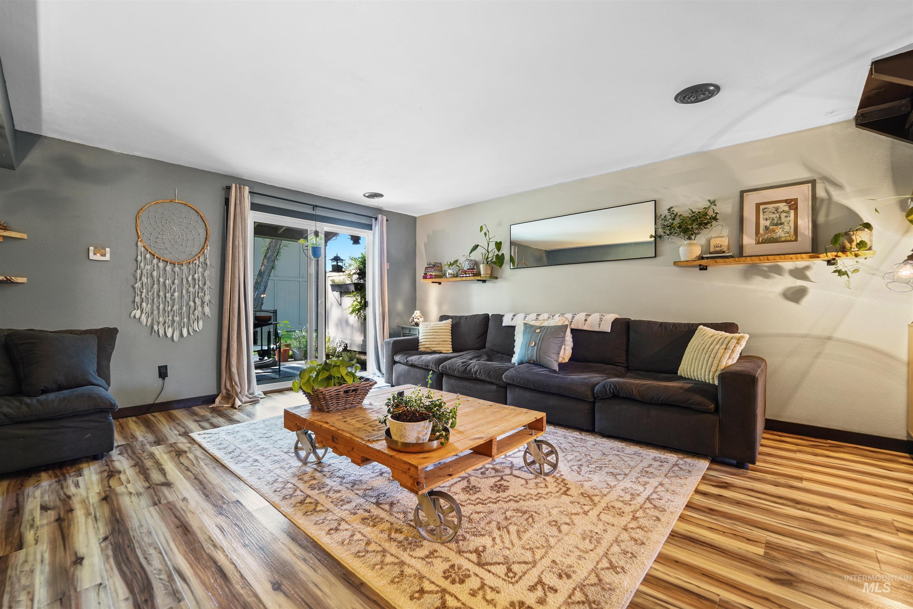 348 N Eagle Glen