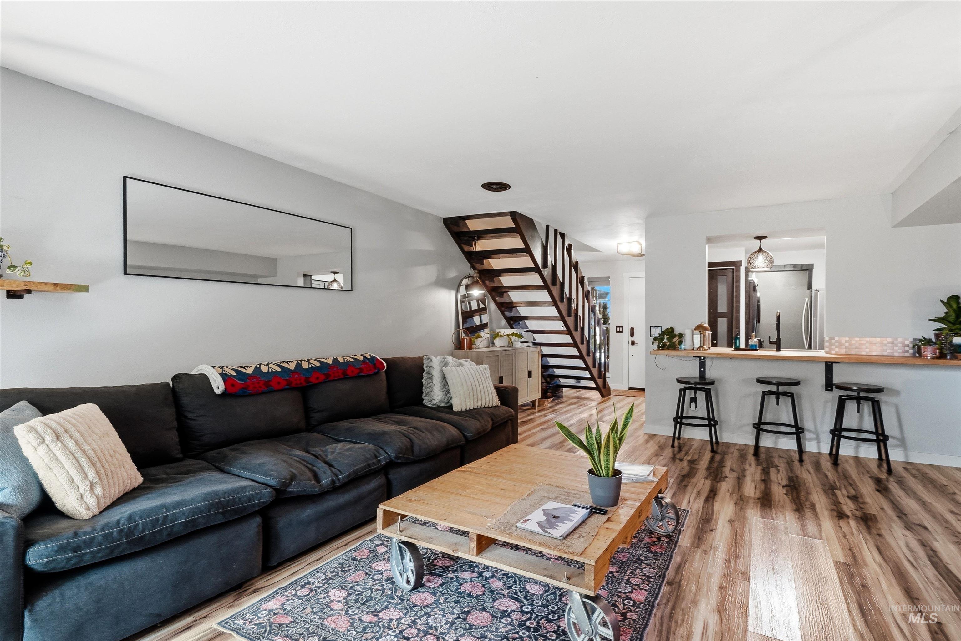 348 N Eagle Glen