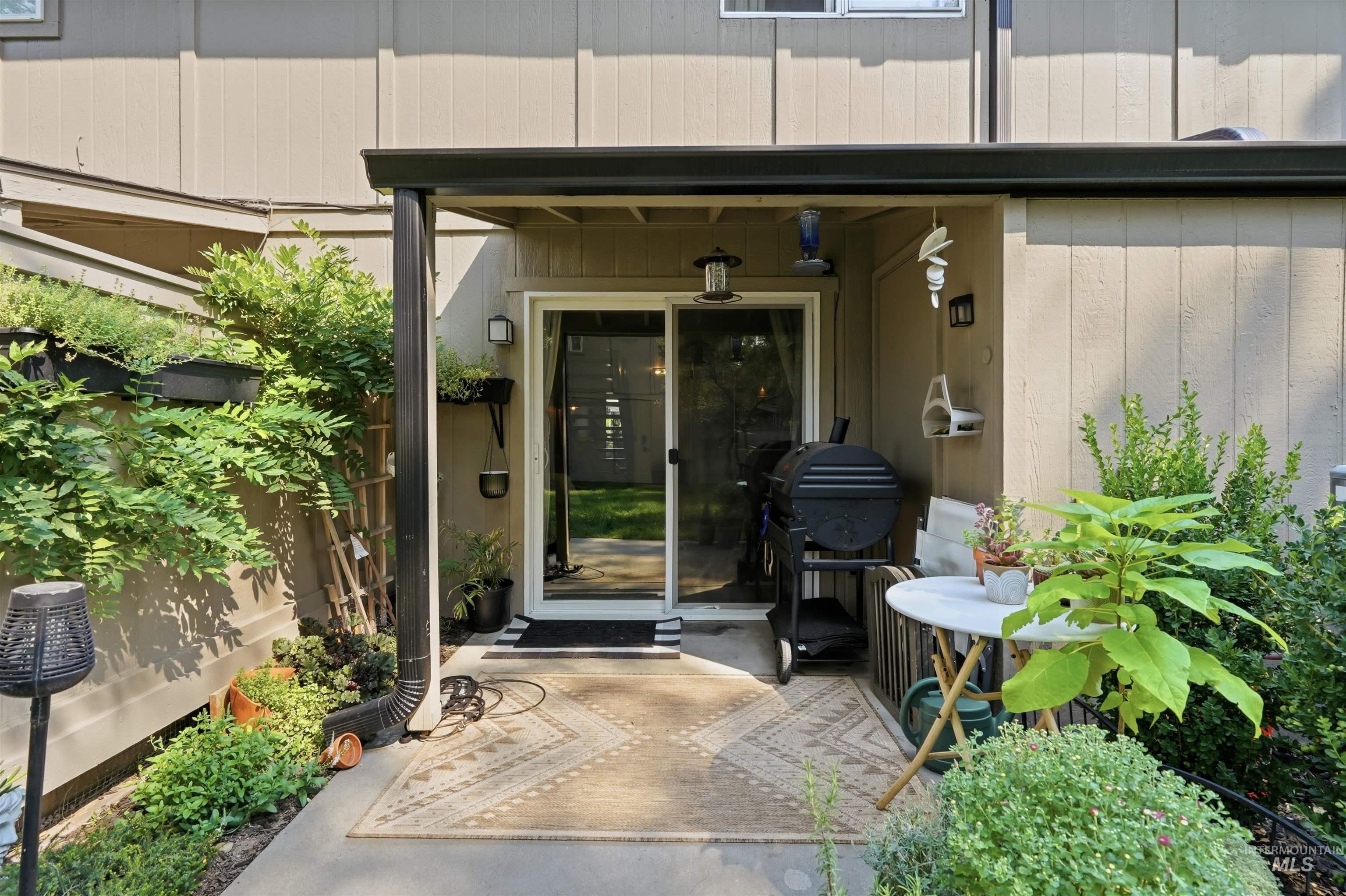 348 N Eagle Glen