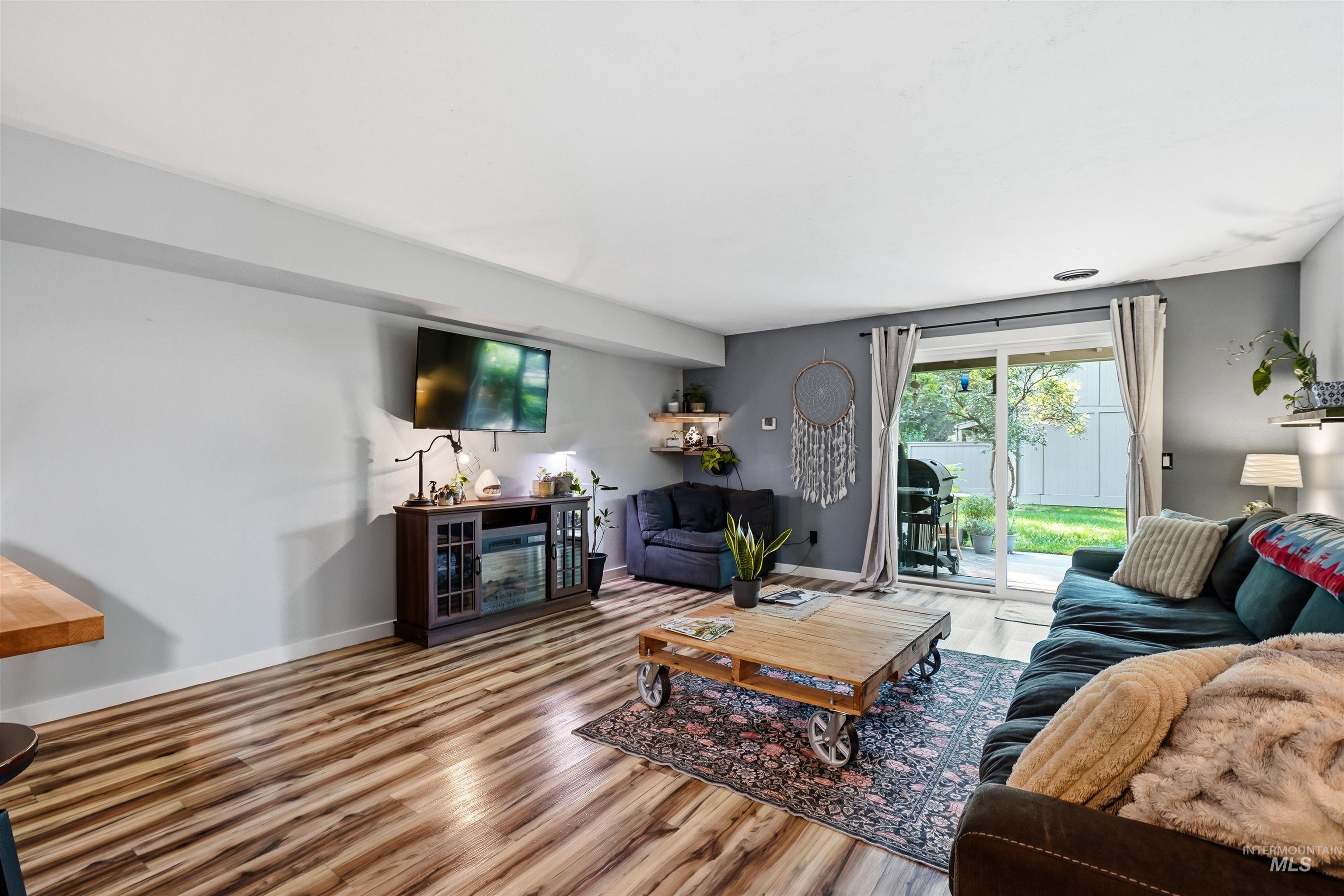 348 N Eagle Glen
