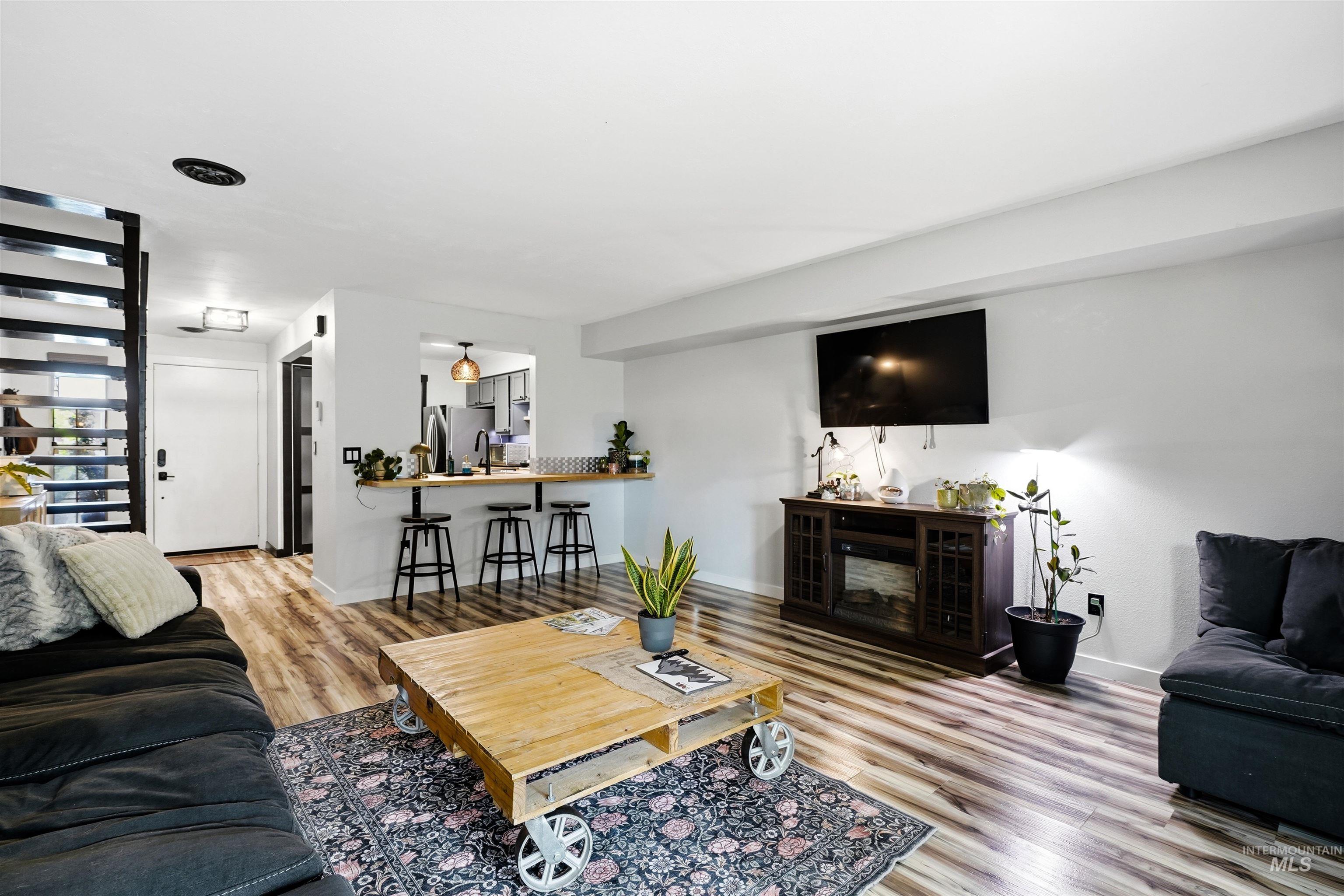 348 N Eagle Glen