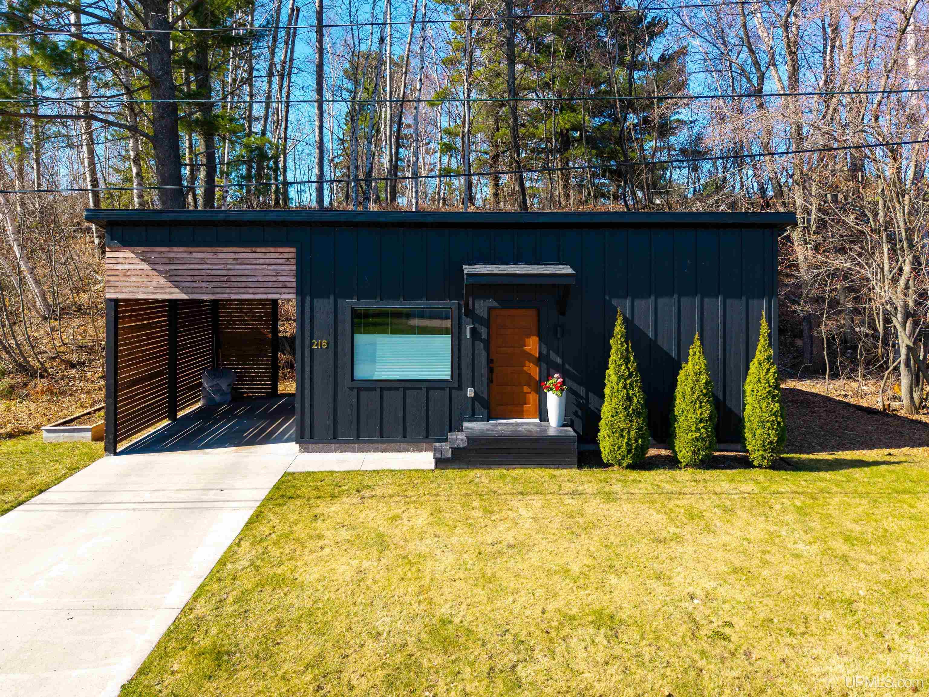 218 W Fairbanks Street