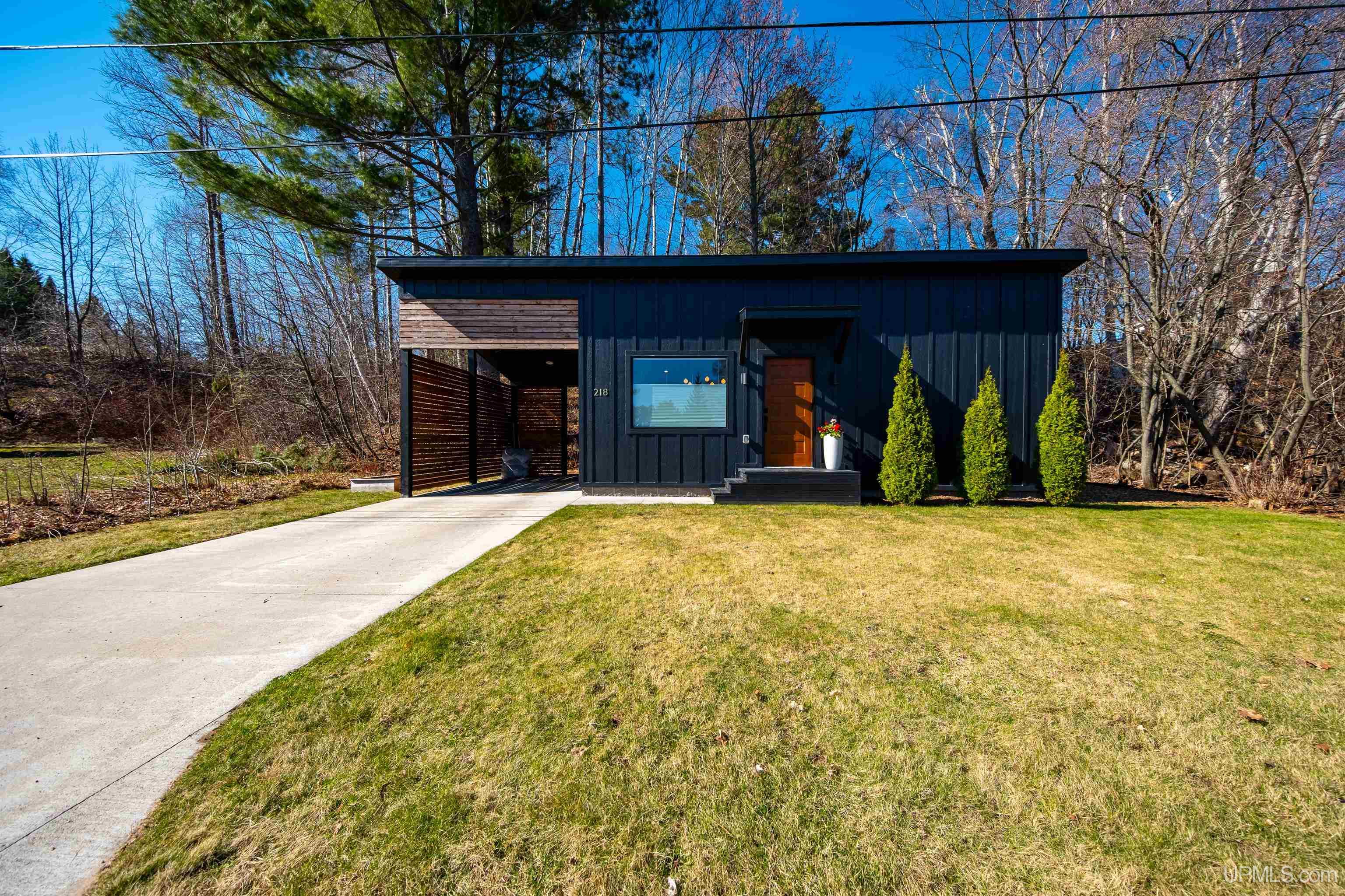 218 W Fairbanks Street